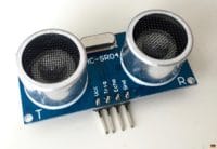 HC-SR04 mit beschrifteten VCC-, Trig-, Echo- und GND-Anschlüssen