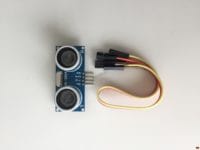 HC-SR04 Ultraschallsensor und Anschlusskabel im Lieferumfang